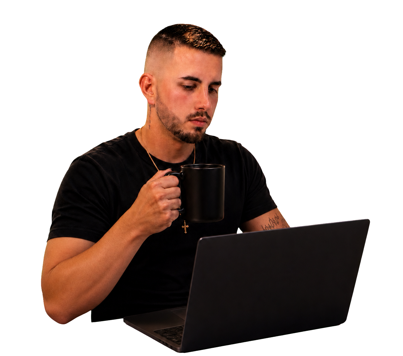 Molina Trader operando no notebook e segurando uma caneca